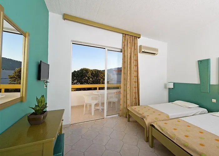 Trianta 2* إياليسوس