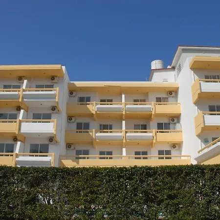 Trianta Hotel Apartments 2*